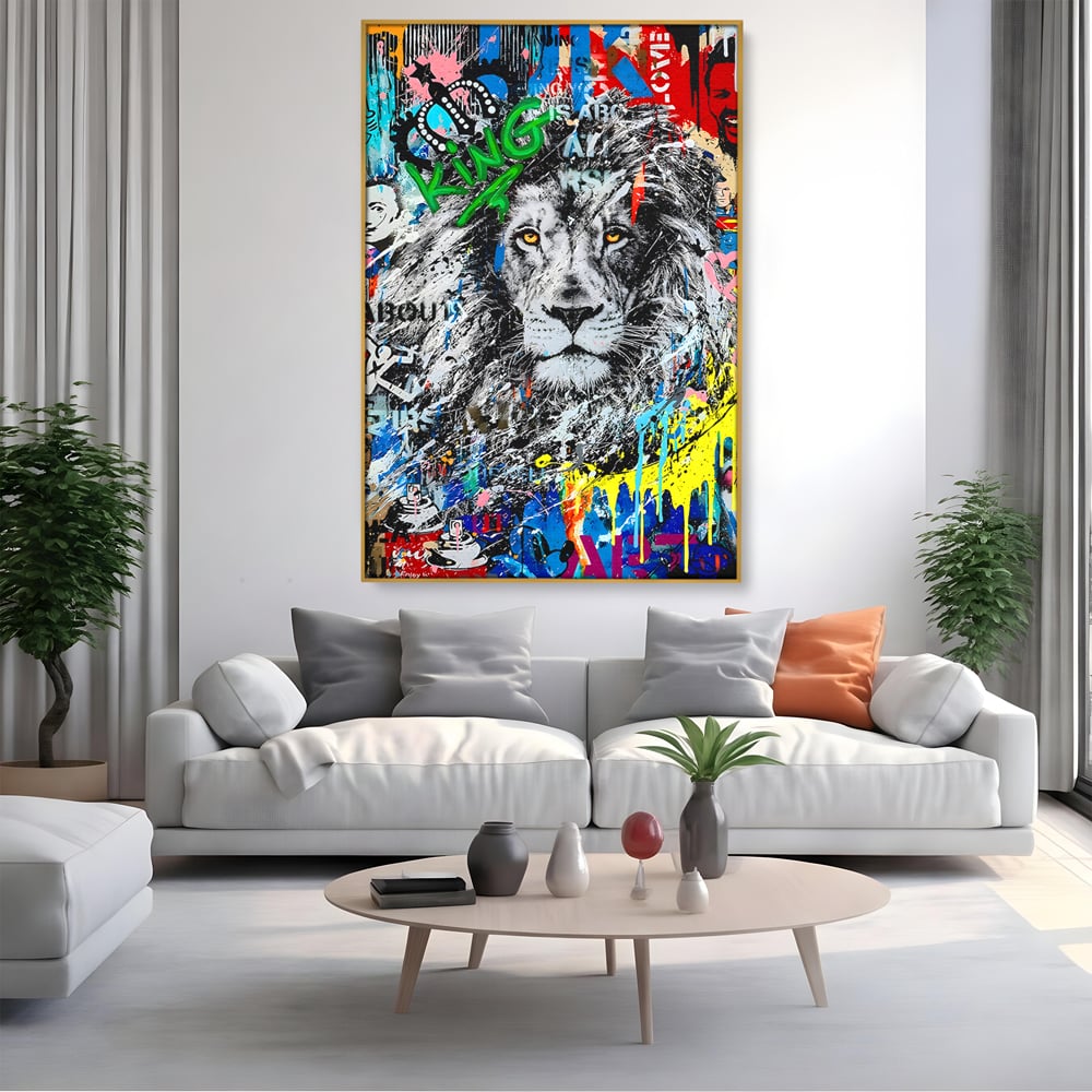 Tablou canvas cu tablou canvas cu leu graffiti, in rama de aluminiu auriu, pe perete intr-un living